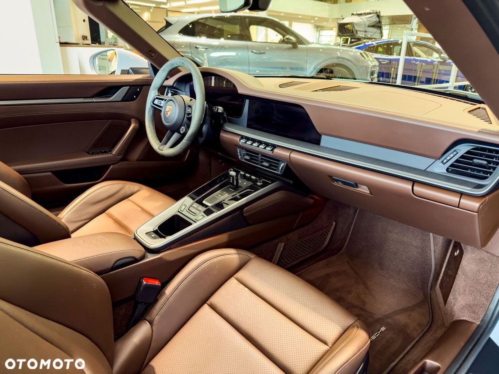 Porsche 911 Carrera - 26