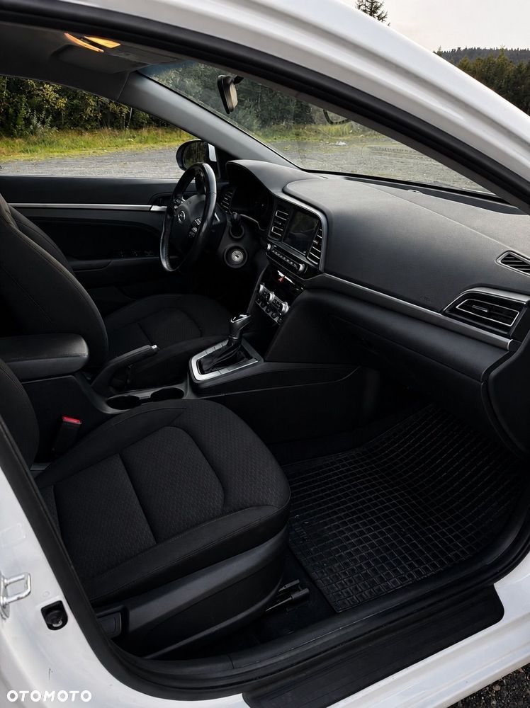Hyundai Elantra 1.6 Comfort - 12