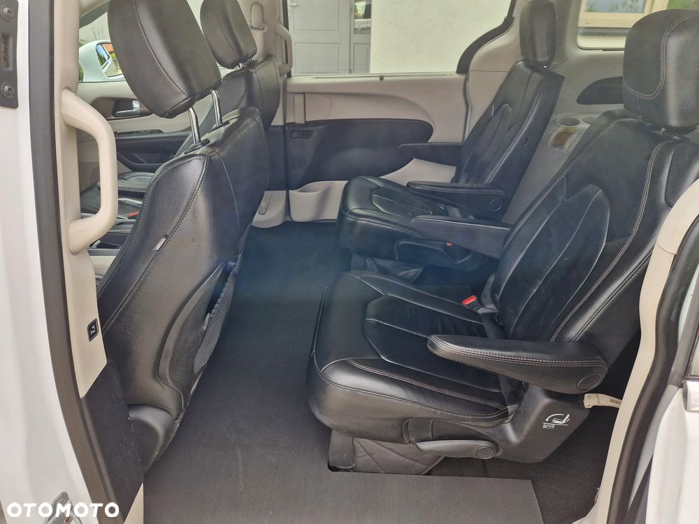 Chrysler Pacifica - 11