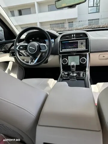 Jaguar XE D180 RWD Standard SE - 9