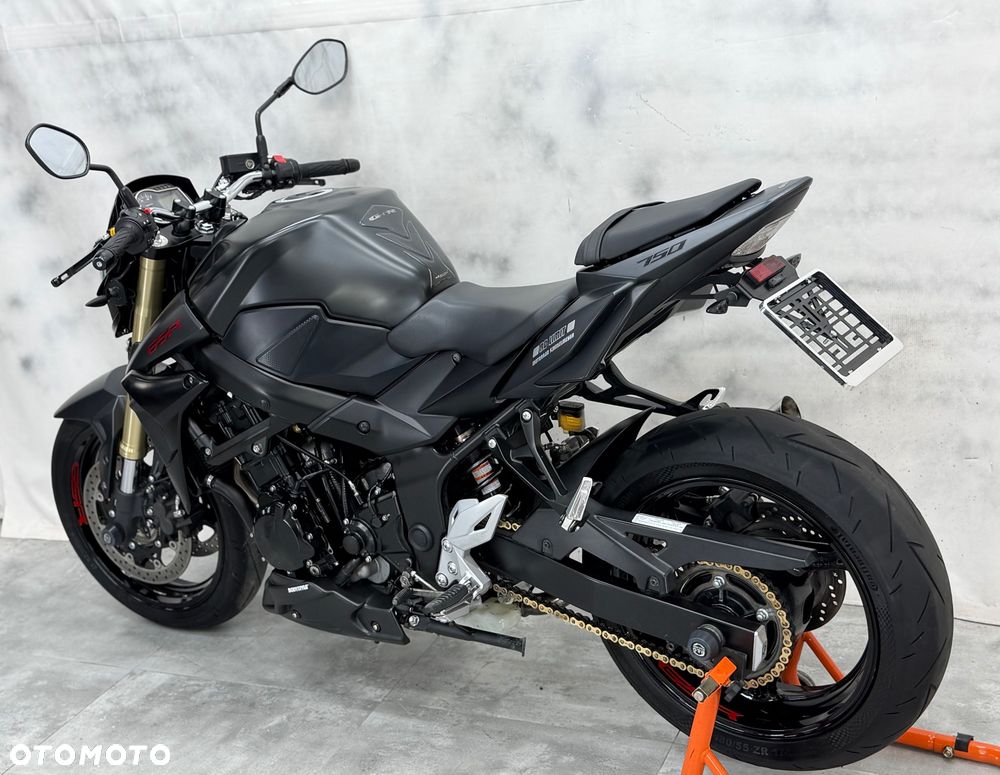 Suzuki GSR - 6