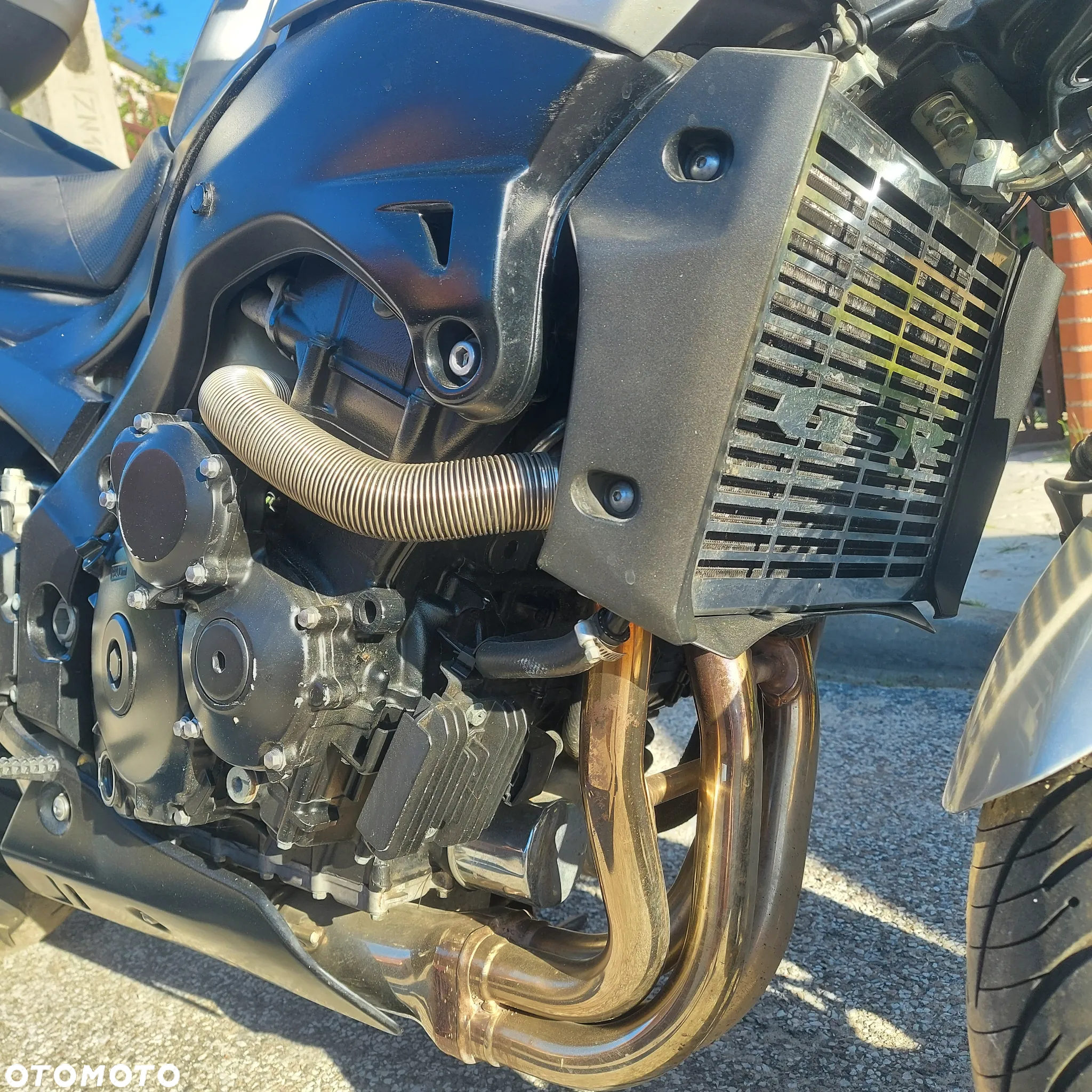 Suzuki GSR - 9
