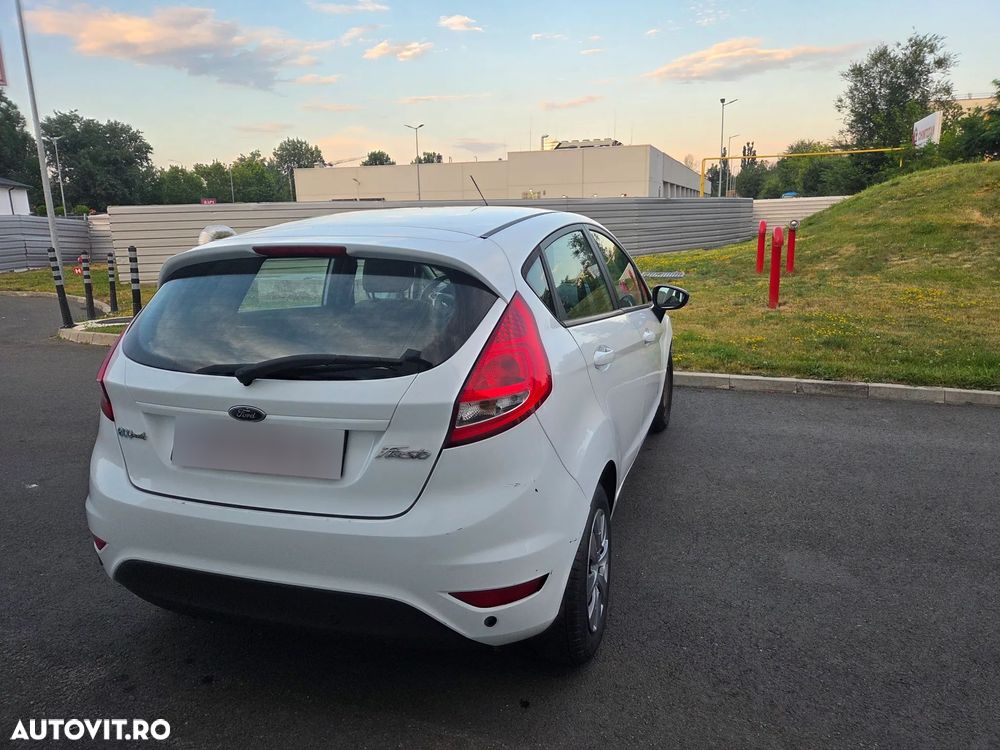 Ford Fiesta 1.6 TDCI DPF Ghia - 8