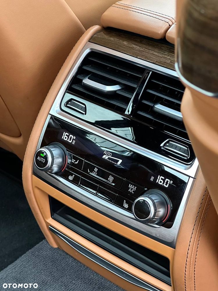 BMW Seria 7 750Li xDrive - 24