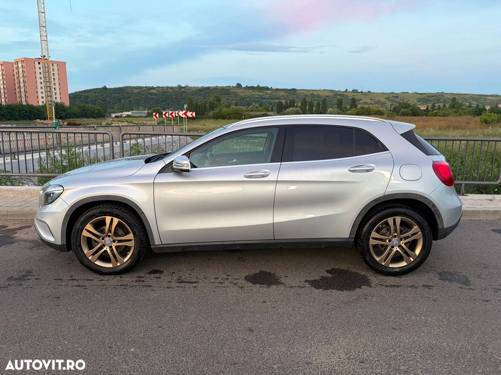 Mercedes-Benz GLA 220 d 4MATIC 7G-DCT - 2