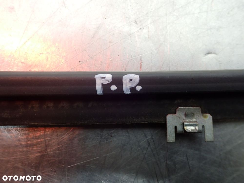 USZCZELKA SZYBY DRZWI PRAWY PRZÓD VOLKSWAGEN T3 - 3