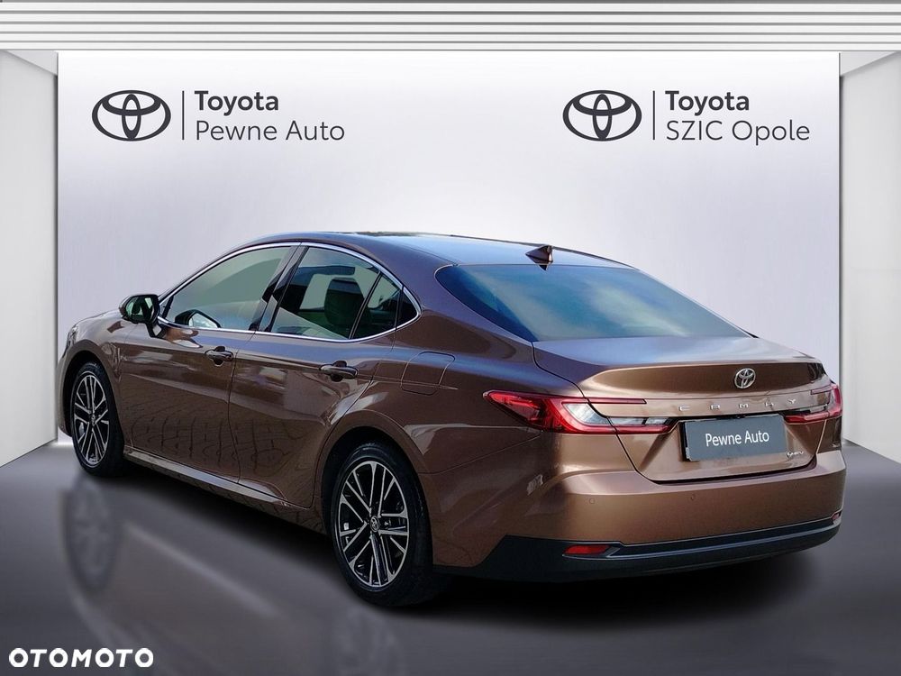 Toyota Camry - 4