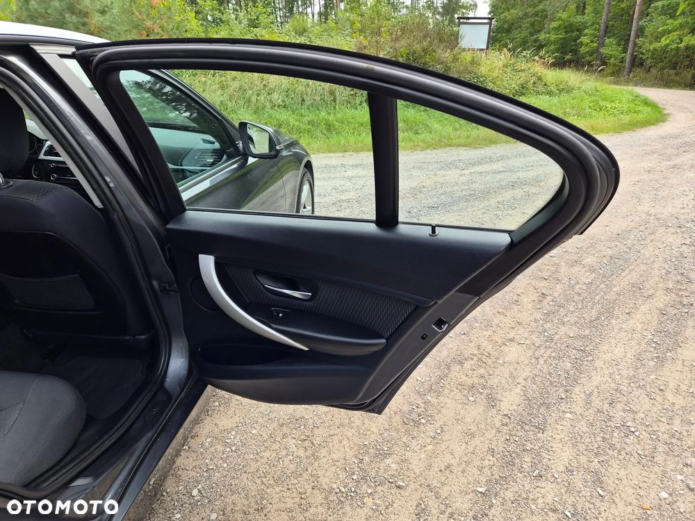 BMW Seria 3 320i - 29