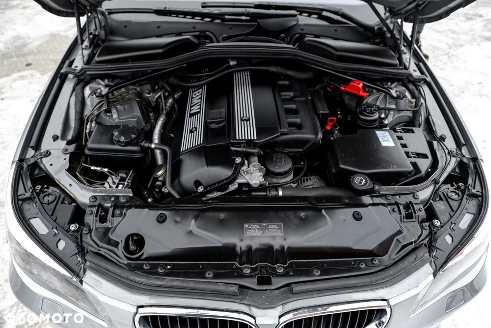 BMW Seria 5 525i Touring - 38