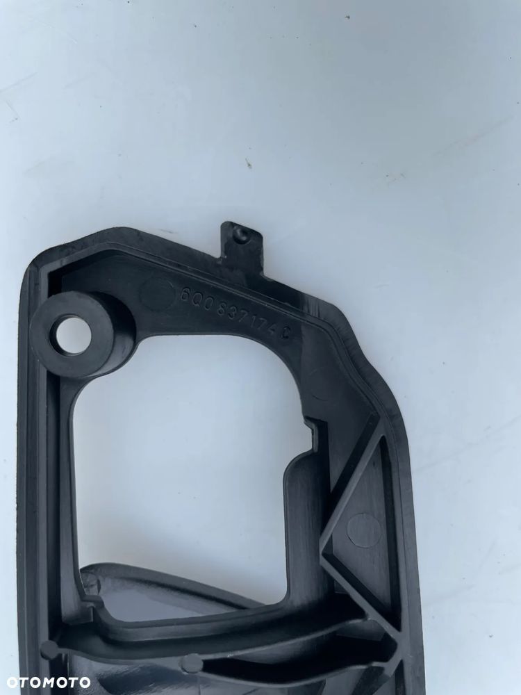 UCHWYT BOCZKA PRAWY PRZÓD VW POLO 9N IV LIFT 3D - 4