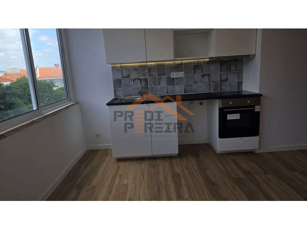 Situado na Damaia de Cima, apartamento T2 totalmente remodelado. - Grande imagem: 2/37