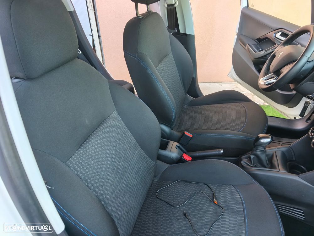 Peugeot 208 1.2 PureTech Signature - 26