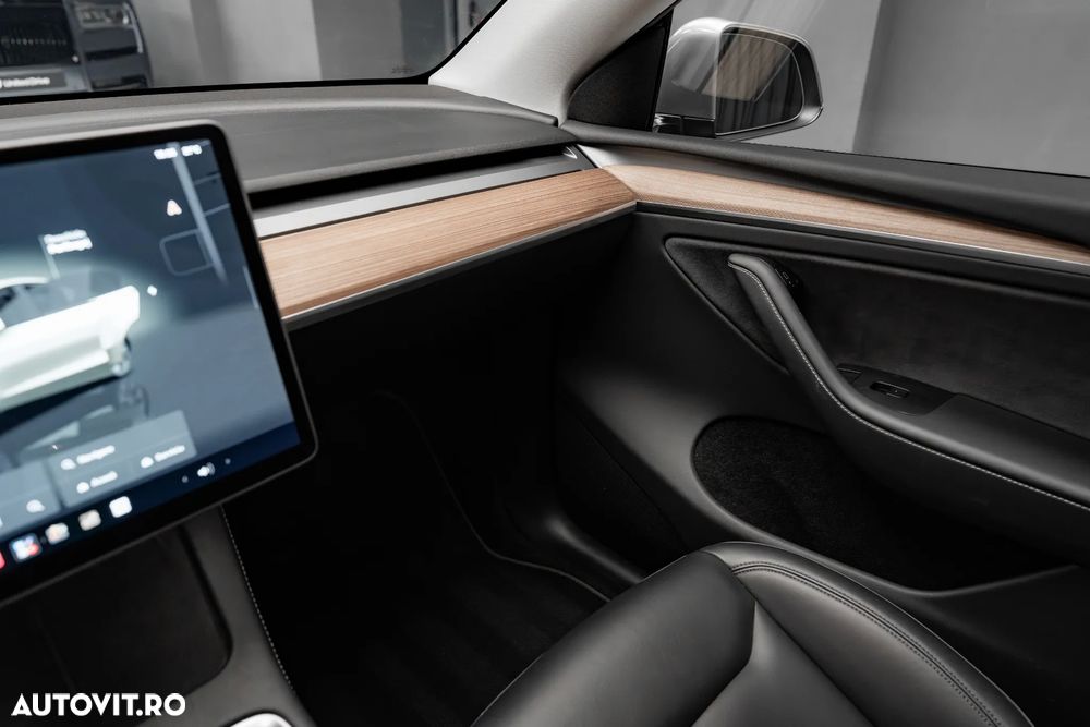Tesla Model Y Long Range AWD - 15