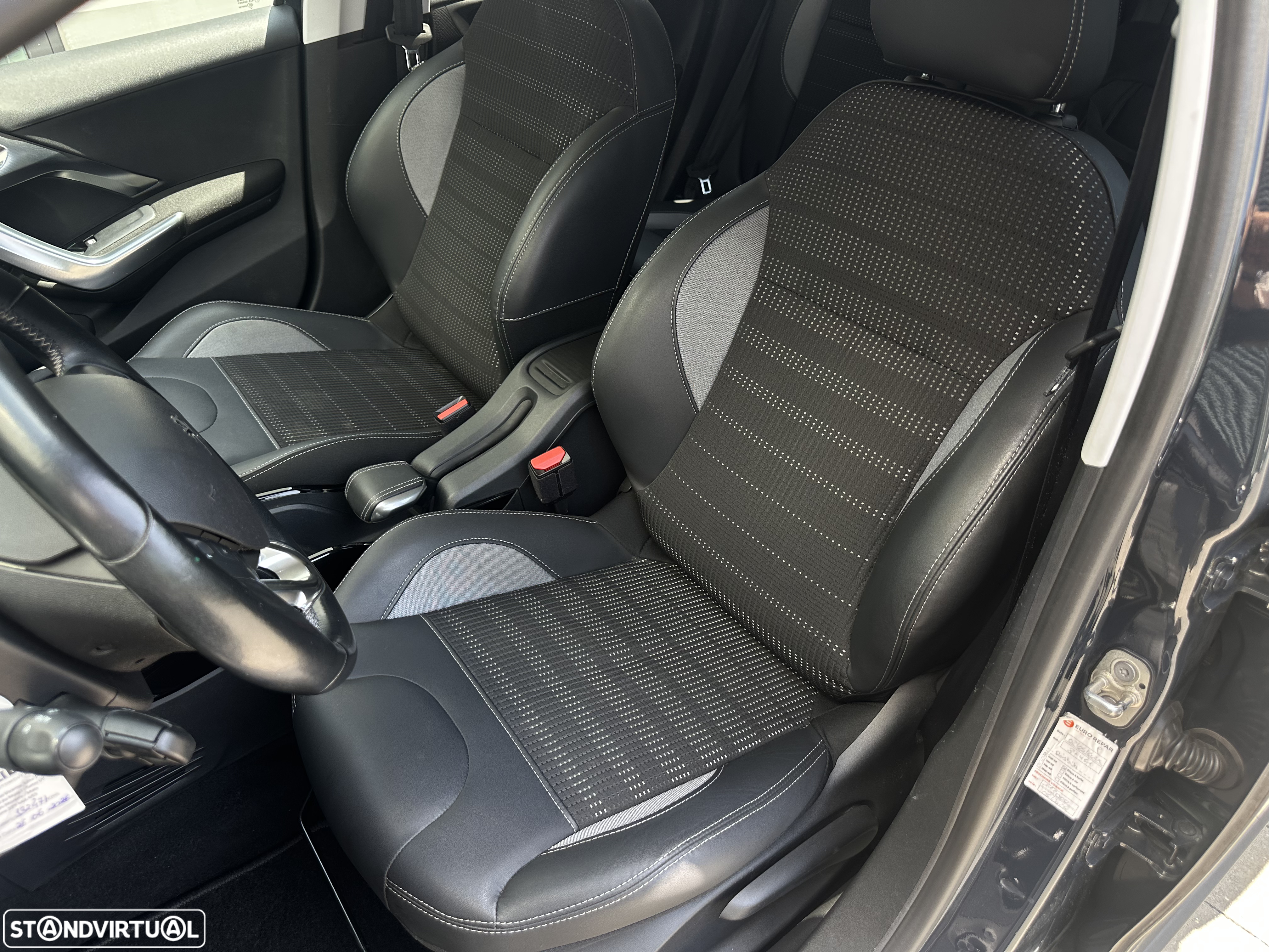 Peugeot 2008 1.2 PureTech Allure EAT6 - 14