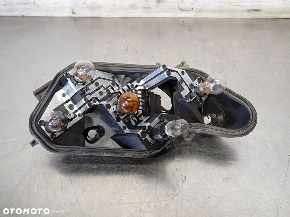 WKŁAD LAMPY PRAWY TYŁ OPEL CORSA D - 1