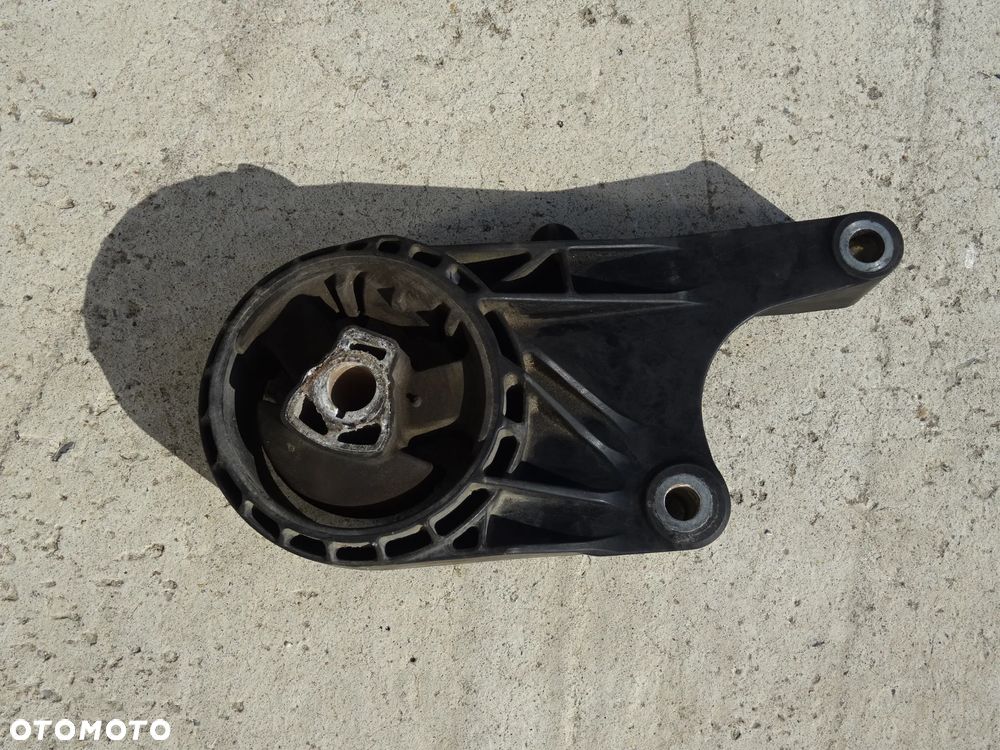 PODUSZKI ŁAPA PODUSZKA SILNIKA SKRZYNI OPEL INSIGNIA 13228305 CS 1,6T , 1,8 skrzynia M32 - 13