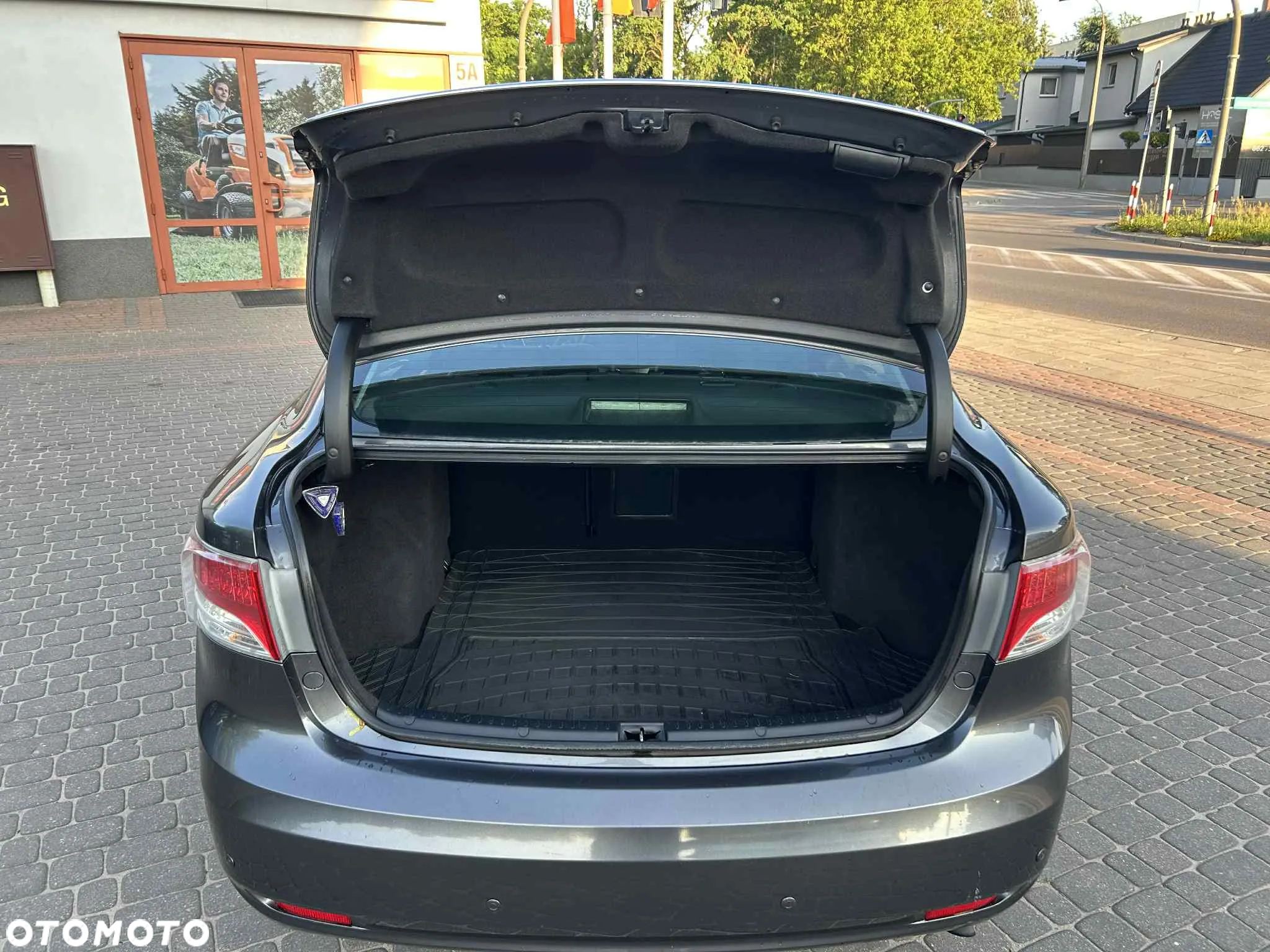 Toyota Avensis 1.8 Sol NAVI - 16