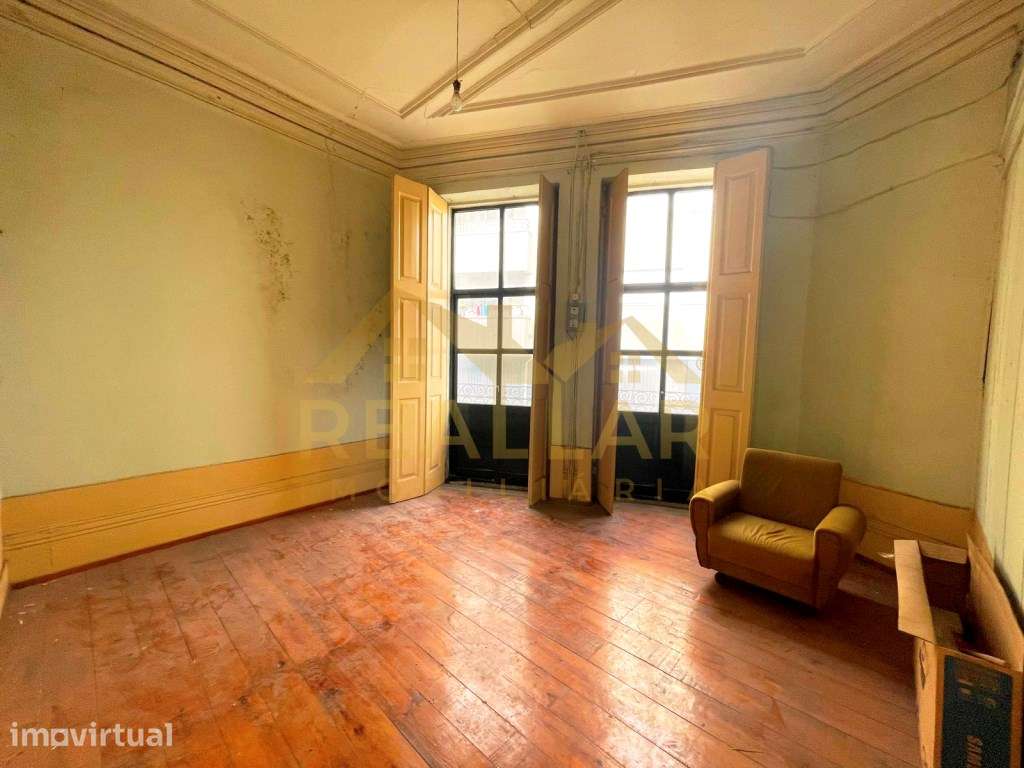 Prédio no centro do Porto com enorme potencial financeiro - Grande imagem: 2/25