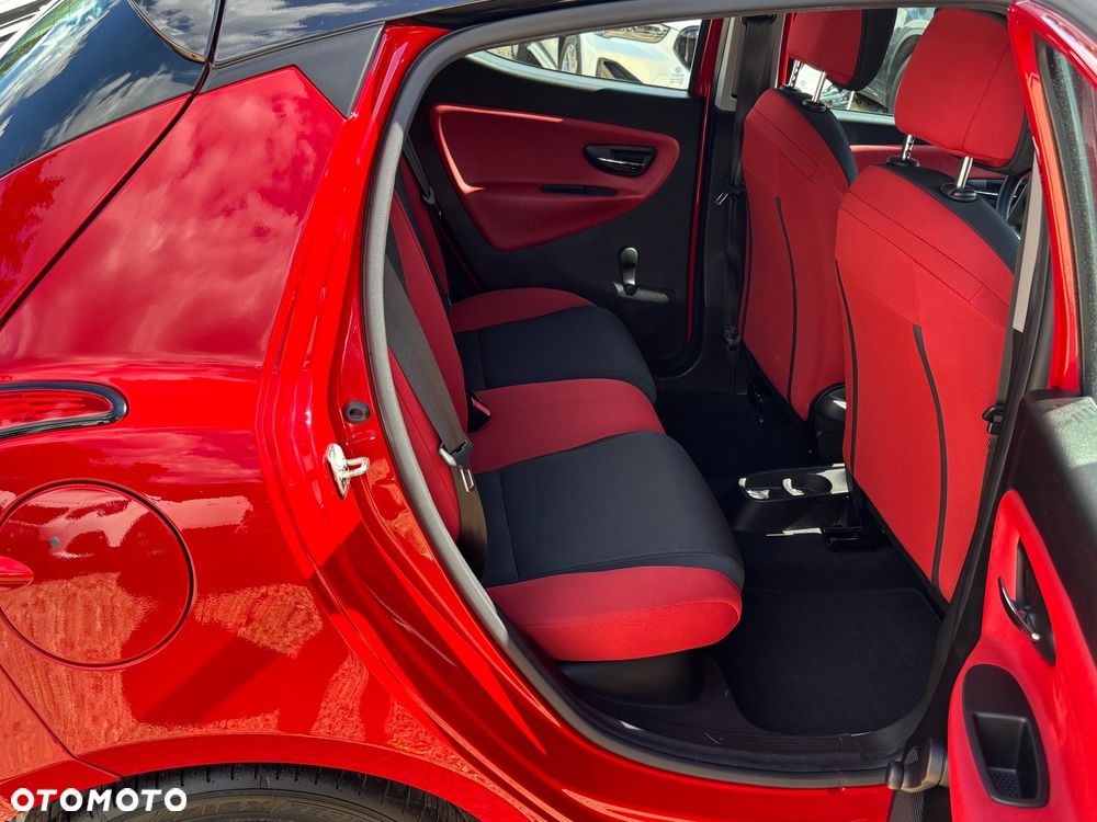 Lancia Ypsilon Y 1.2 8v Black & Red Edition - 21