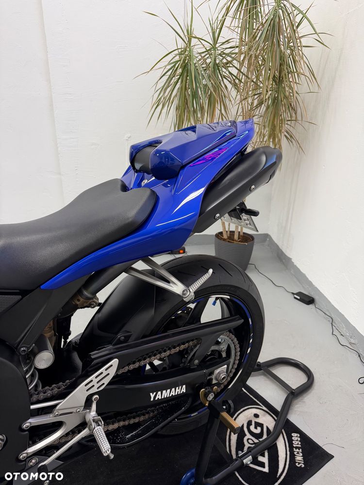 Yamaha R1 - 22