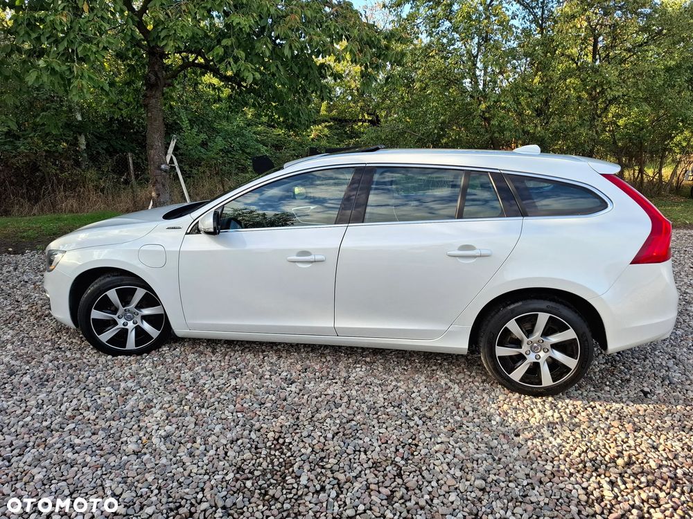 Volvo V60 D6 AWD Plug-in Hybrid R-Design Summum - 25