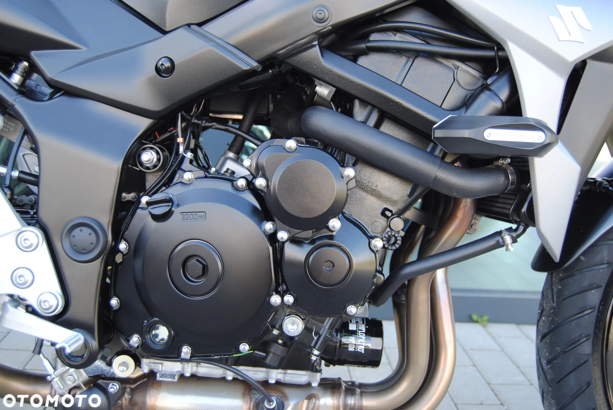 Suzuki GSR - 11