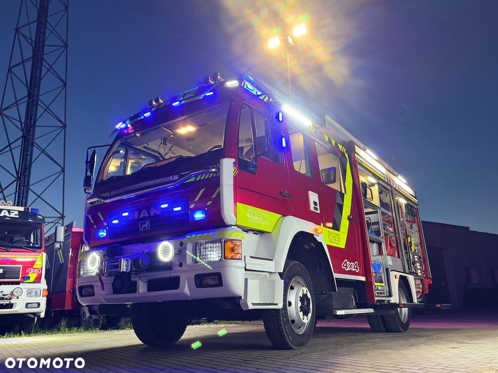 MAN Straż pożarna pojazd pożarniczy wóz strażacki MAN L80 GBA średni terenowy- uterenowiony 4x4 CNBOP 3000l wody wyciągarka mechaniczna reduktor blokady przedniego i tylnego mostu, maszt oświetleniowy - 9