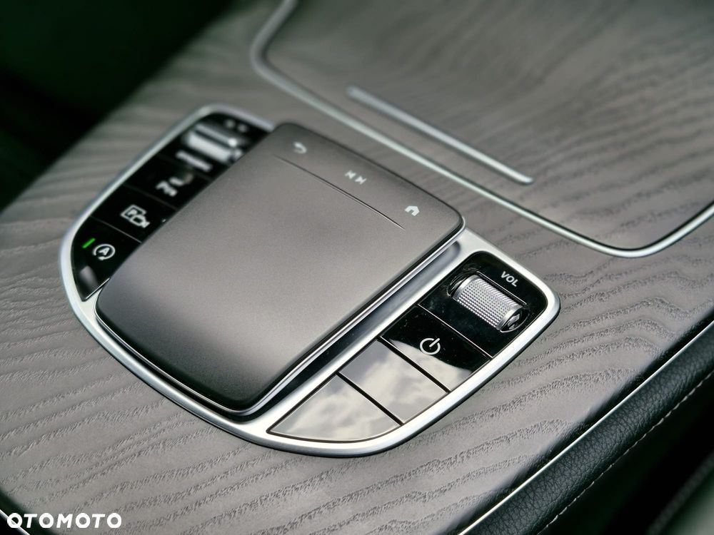 Mercedes-Benz Klasa E 220 d 4-Matic 9G-TRONIC - 26
