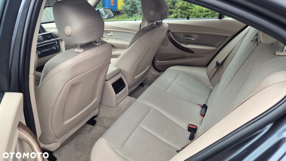 BMW Seria 3 320i - 8