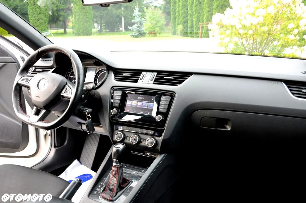 Skoda Octavia Combi 2.0 TDI DSG RS - 30