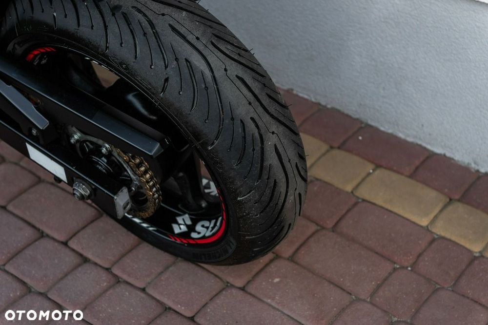Suzuki GSR - 10