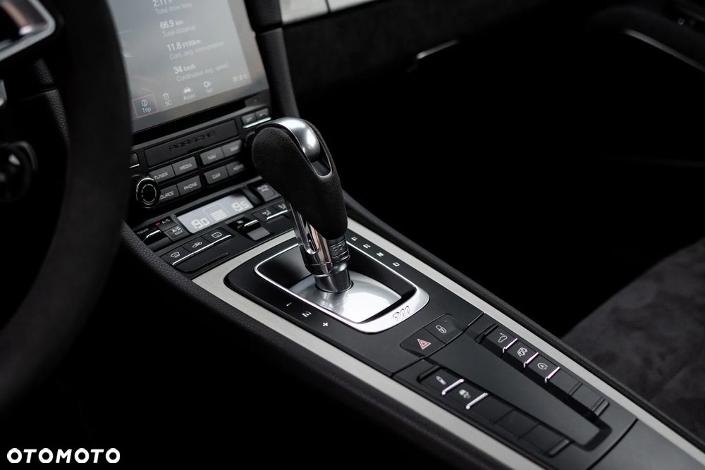 Porsche 911 Carrera GTS PDK - 9