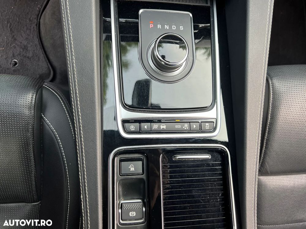 Jaguar F-Pace 25t AWD R-Sport - 22