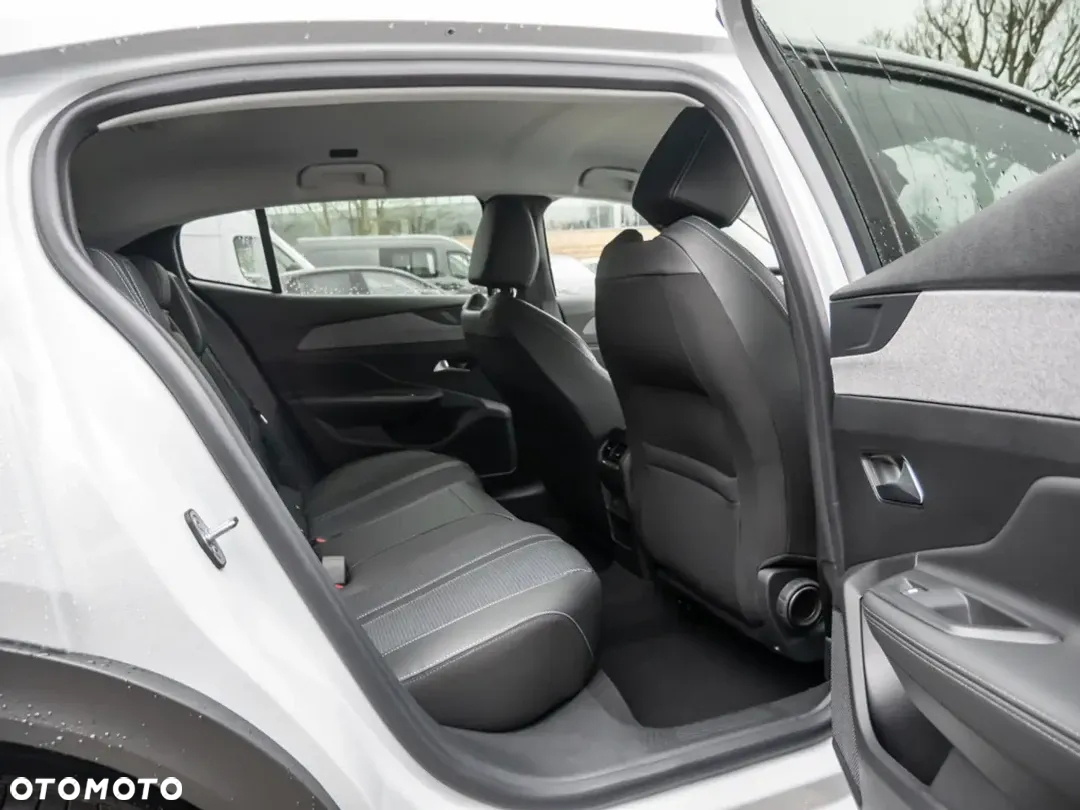 Peugeot 408 - 9