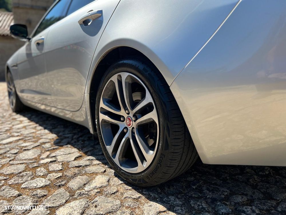 Jaguar XE 20d Aut. Portfolio - 4