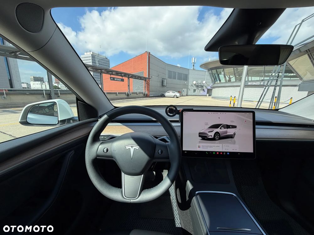 Tesla Model Y - 11