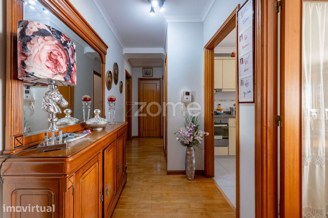 Apartamento T1+1 Areosa com elevador, garagem e arrumos - Grande imagem: 2/37