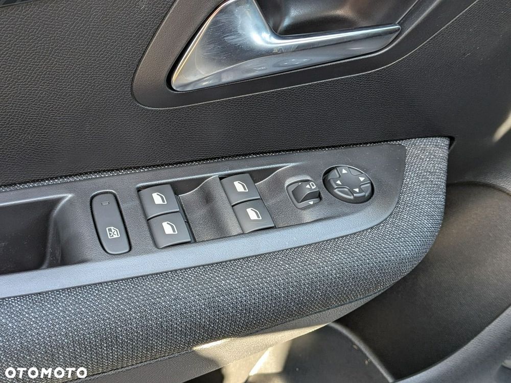 Peugeot 208 - 18