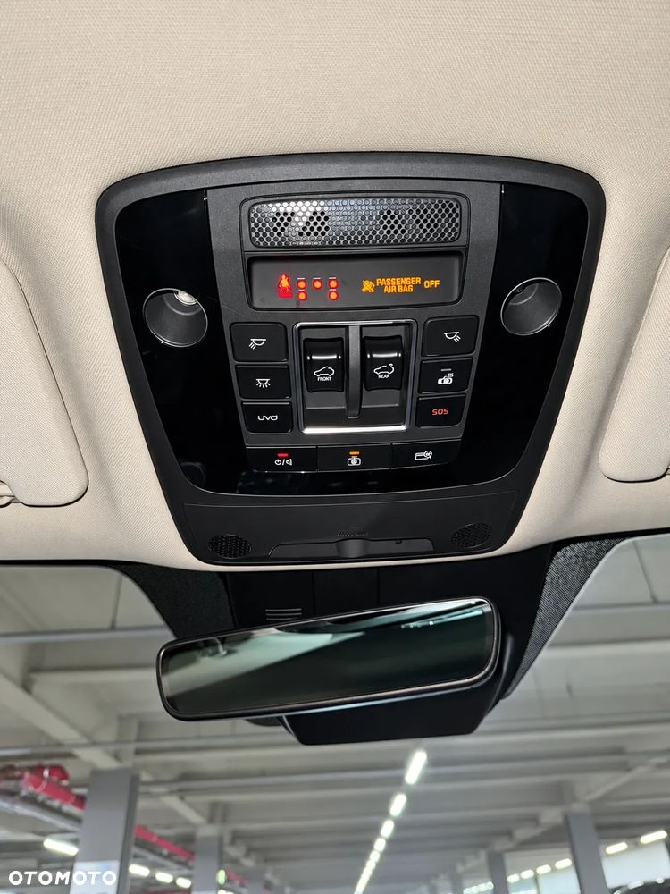 Kia Carnival - 17
