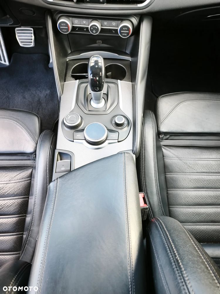 Alfa Romeo Giulia 2.0 Turbo 16V AT8-Q4 Veloce Ti - 15