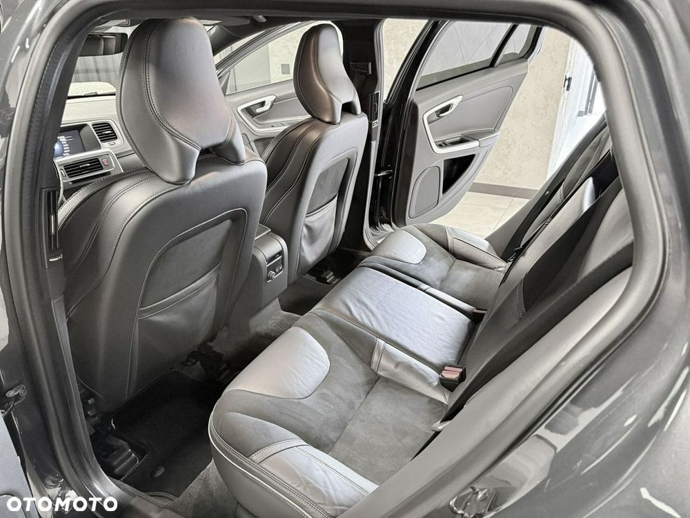 Volvo V60 D3 R-Design - 33