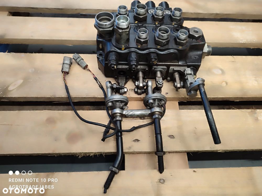 Rozdzielacz  7GHI514095  AMMANN Manitou MLT 627 - 3