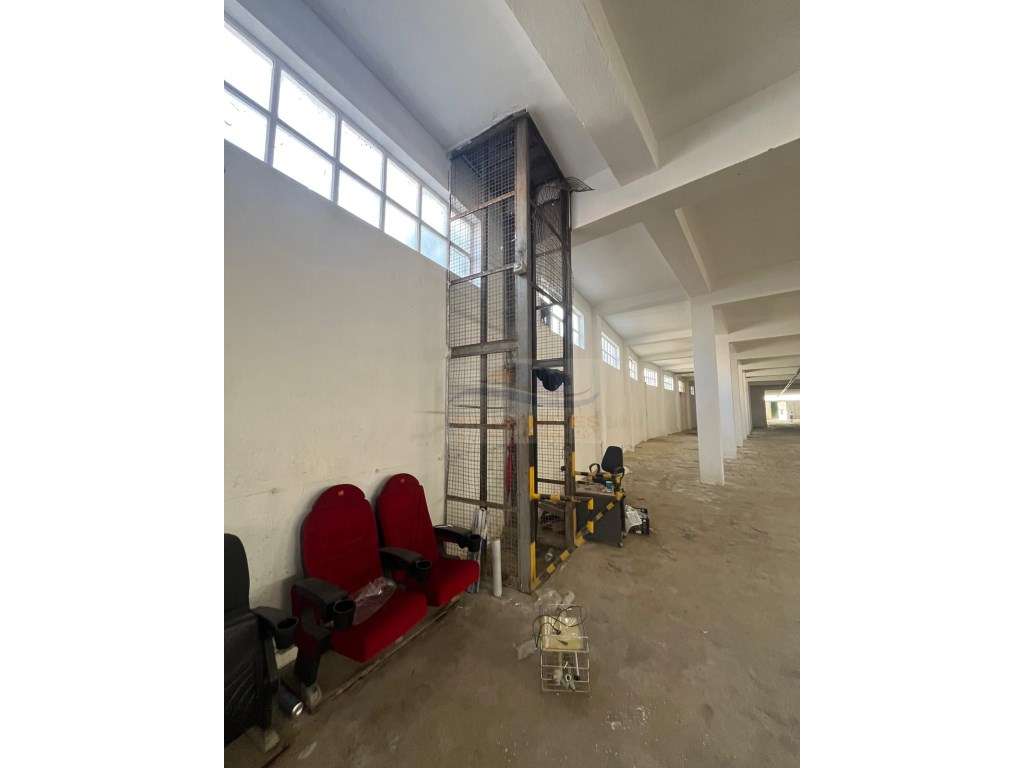 Armazém com 1.568m2 Para Arrendamento a 4km do Aeroporto! 
ATENÇÃO... - Grande imagem: 5/22