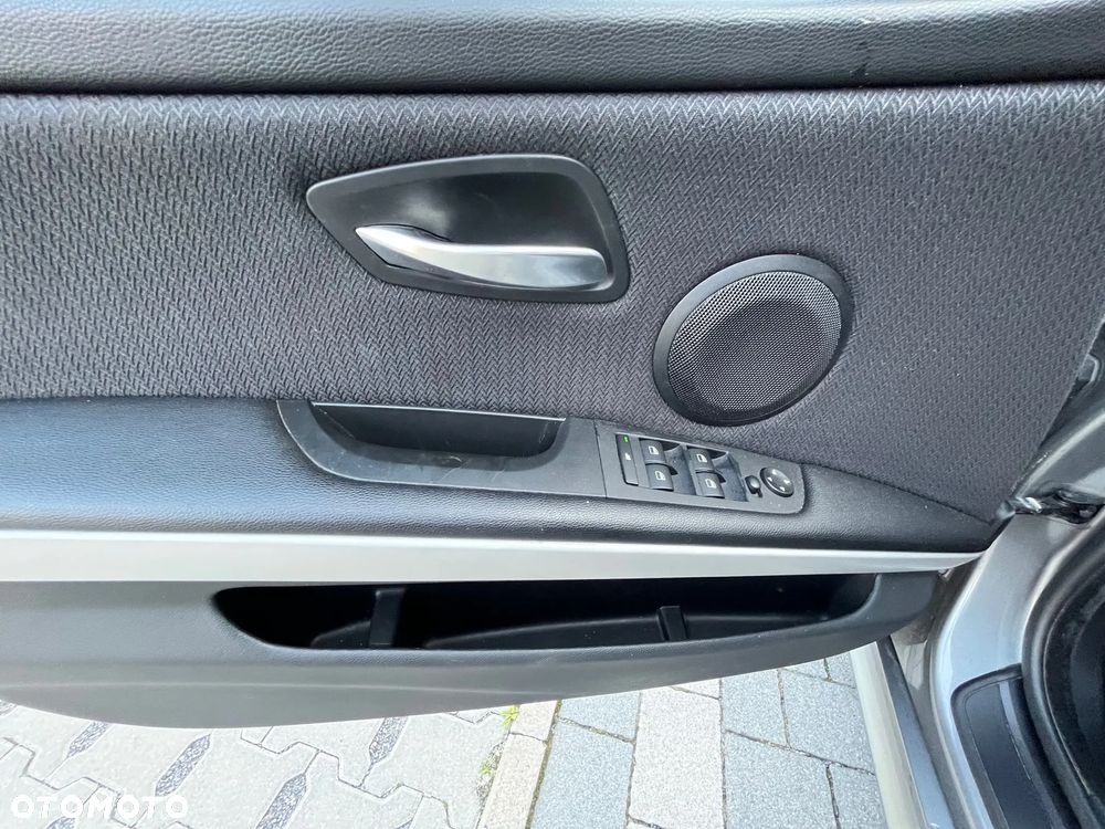 BMW Seria 3 318i Touring - 13