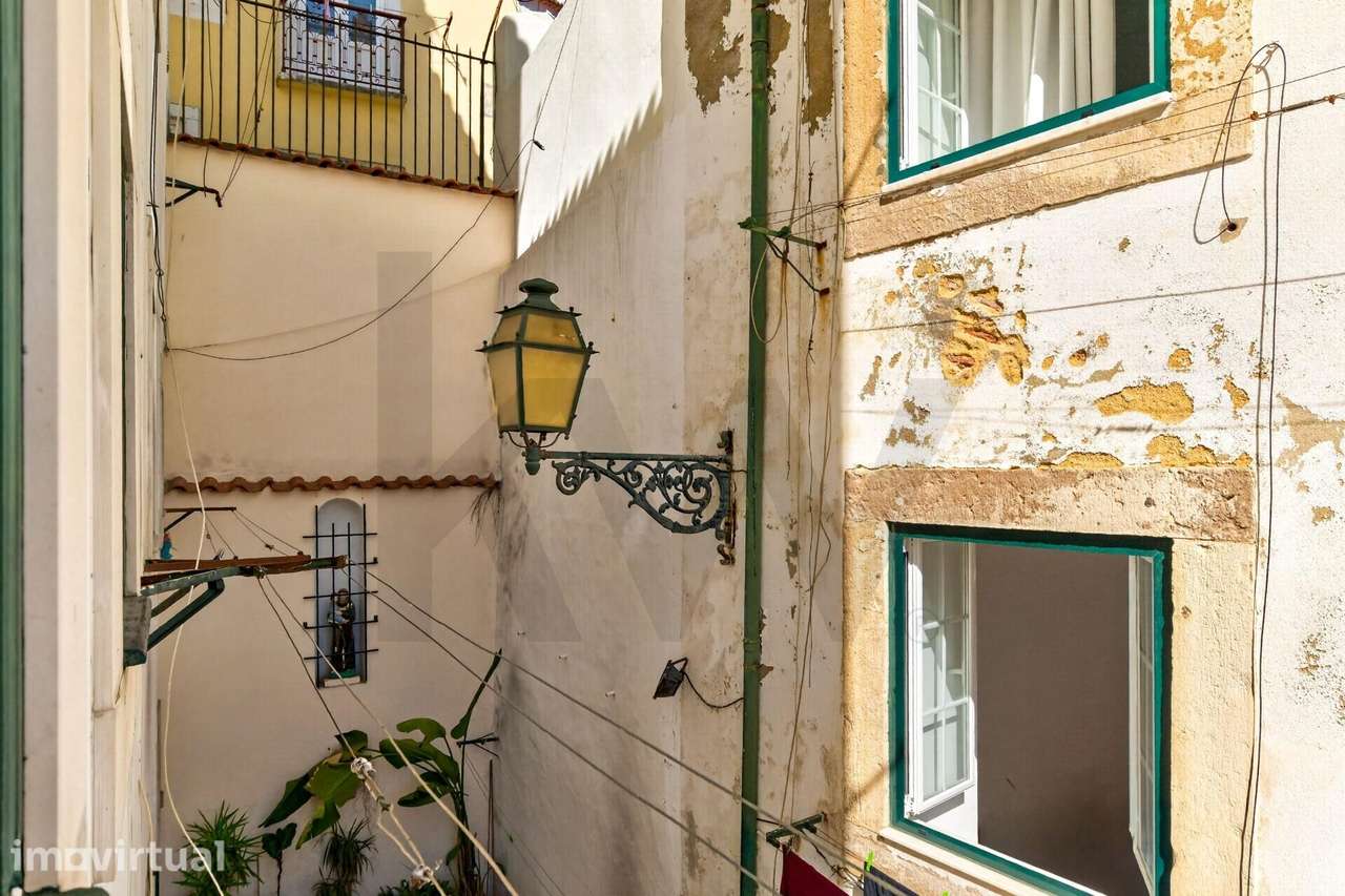 T1 remodelado em Alfama com três frentes, pronto a habitar ou a arrend - Grande imagem: 3/20