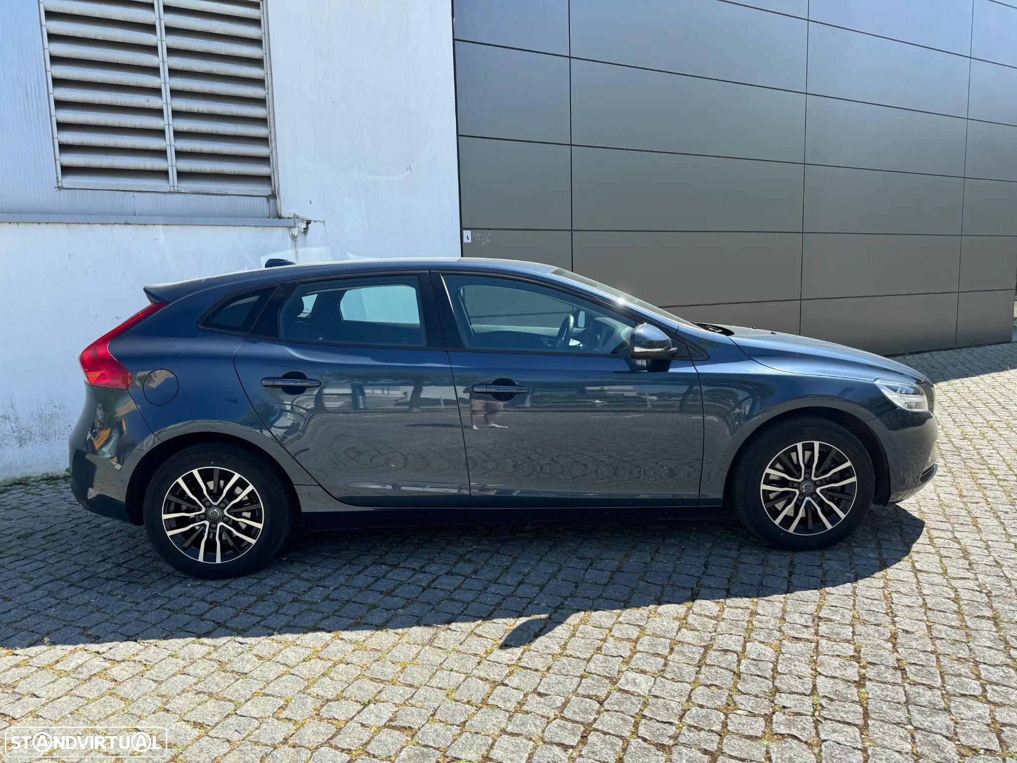 Volvo V40 2.0 D3 Momentum - 1