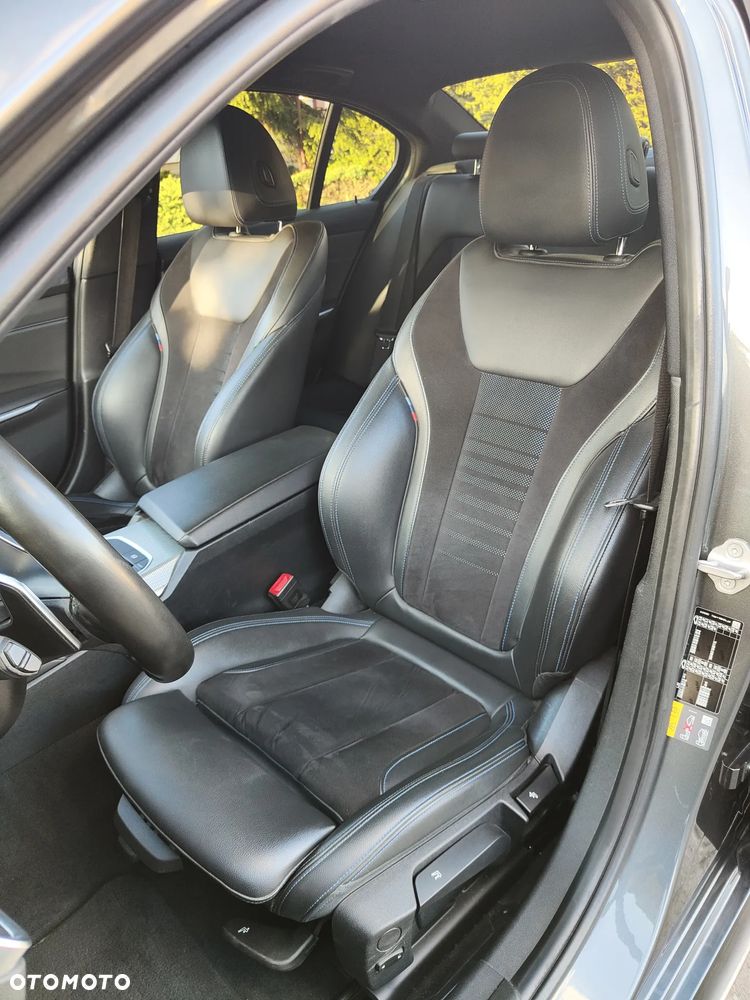 BMW Seria 3 330e M Sport - 24