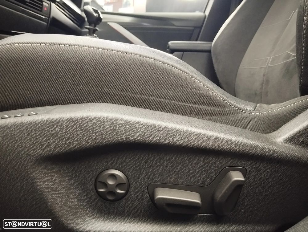 Opel Astra 1.2 T GS - 21