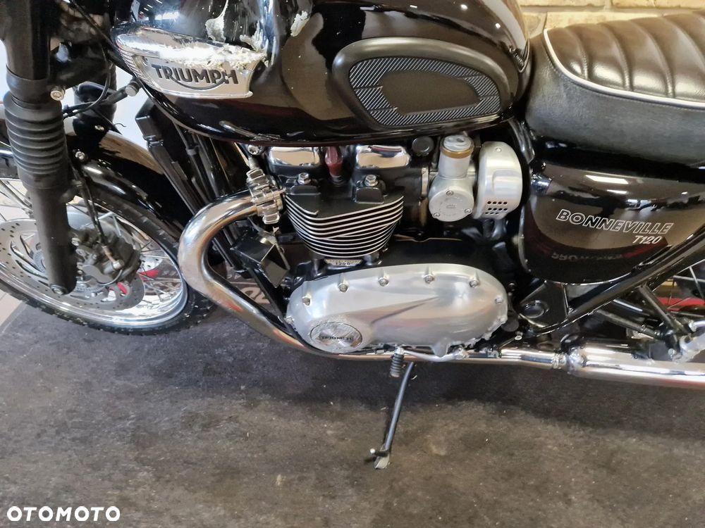 Triumph Bonneville - 12