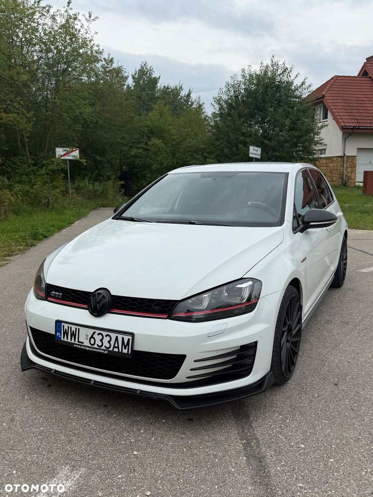Volkswagen Golf - 1